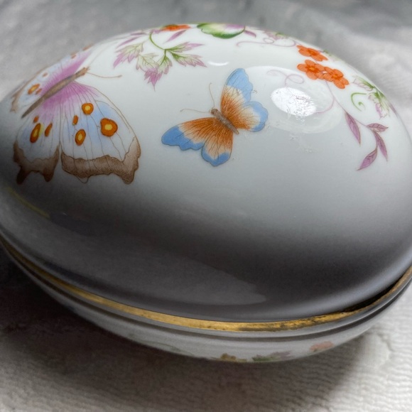 Vintage 1974 Avon Fine Porcelain Decorated Egg Trinket Box with 22K Gold Trim - Picture 12 of 15